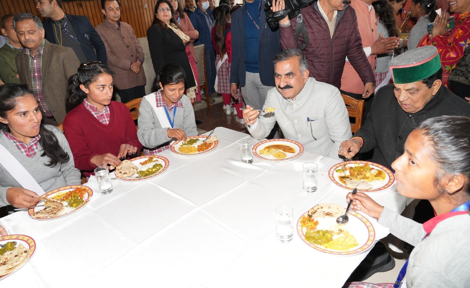 मुख्यमंत्री के आग्रह पर विधानसभा की कार्यवाही देखने पहुंची बालिका आश्रम की बच्चियां